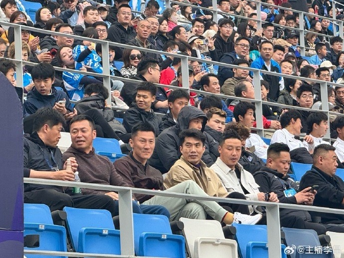 足坛传奇齐聚梭鱼湾 郑智陈涛周挺现场助阵大连英博激战国安