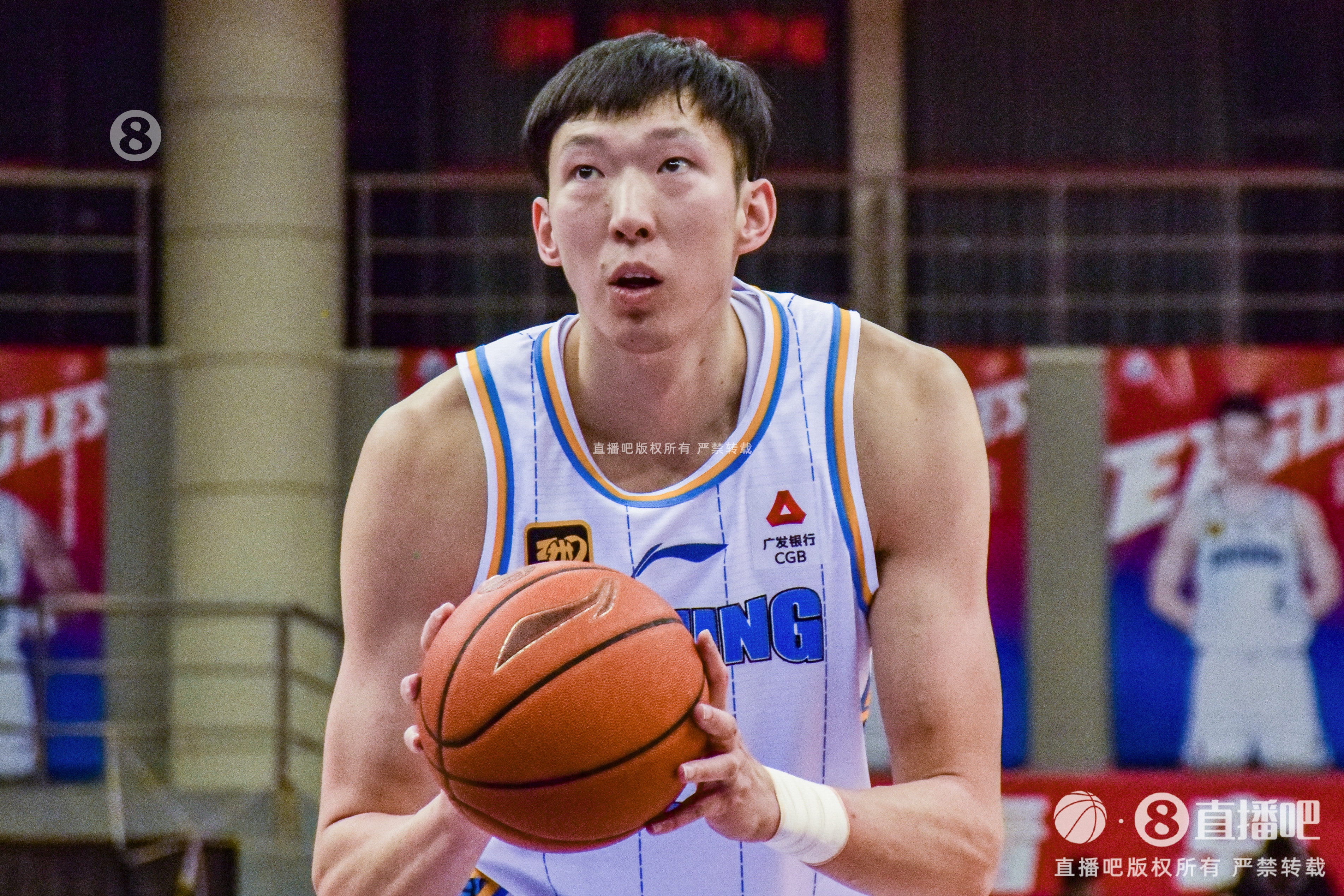 周琦制霸内线无人能挡 广厦禁区身高劣势暴露无遗