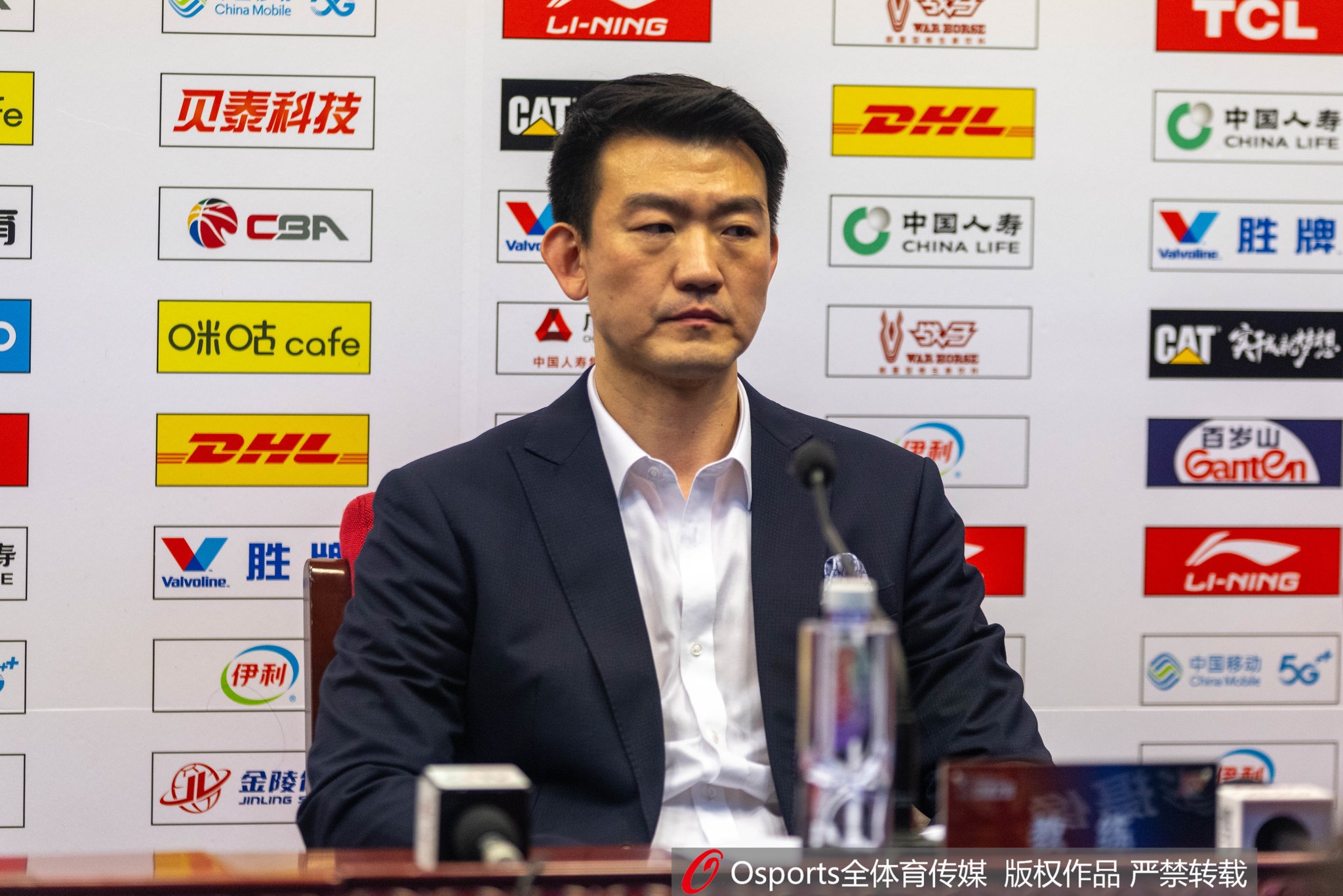 王博坦言防守漏洞致败但坚信球队实力足以强势反弹