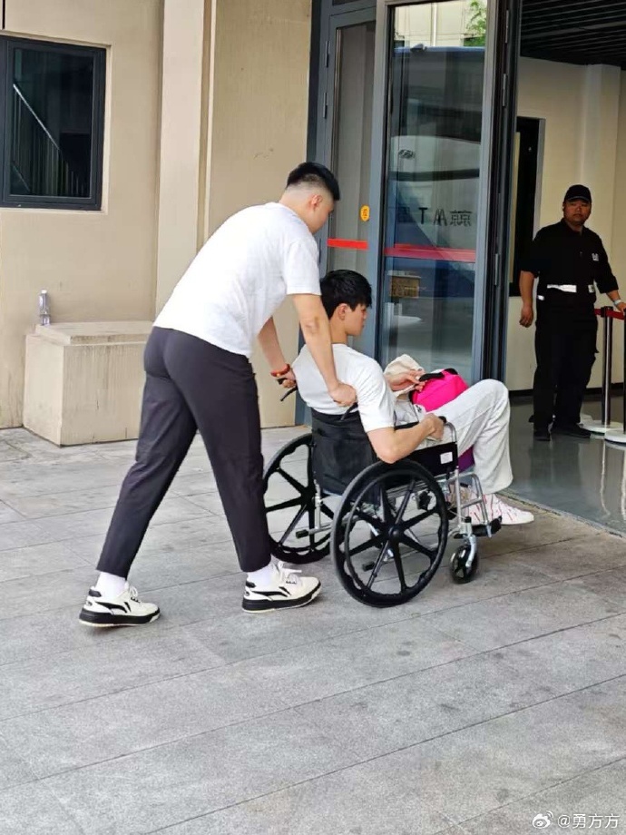 轮椅战士曾凡博带伤助阵总决赛 重伤不下火线见证荣耀时刻
