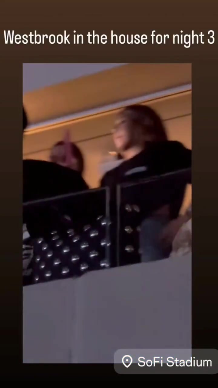 威少休赛期嗨翻说唱现场 巨星笑容闪耀演唱会