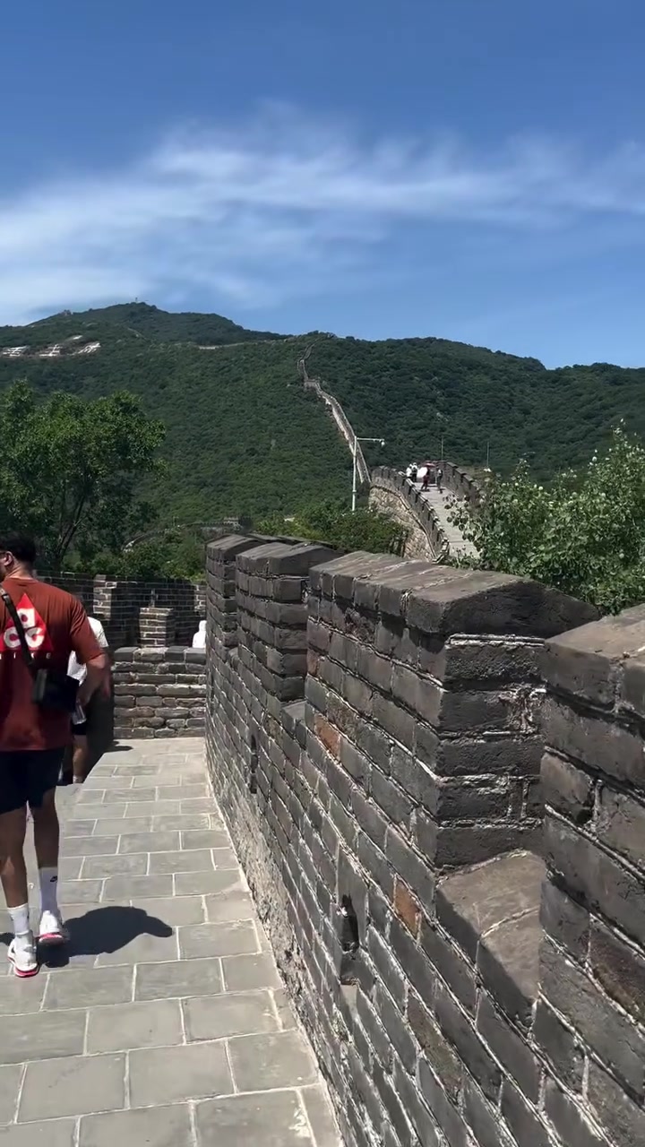 文班亚马长城漫步视频引热议 两米巨人登高如履平地